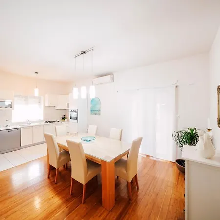 Comfortable With Sea View Apartman Ljubač