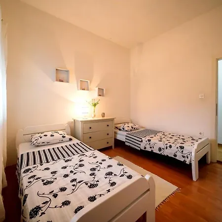 Comfortable With Sea View 公寓 Ljubač